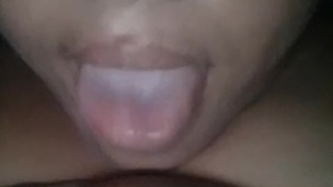 Chupando mis tetas calientes bien rico